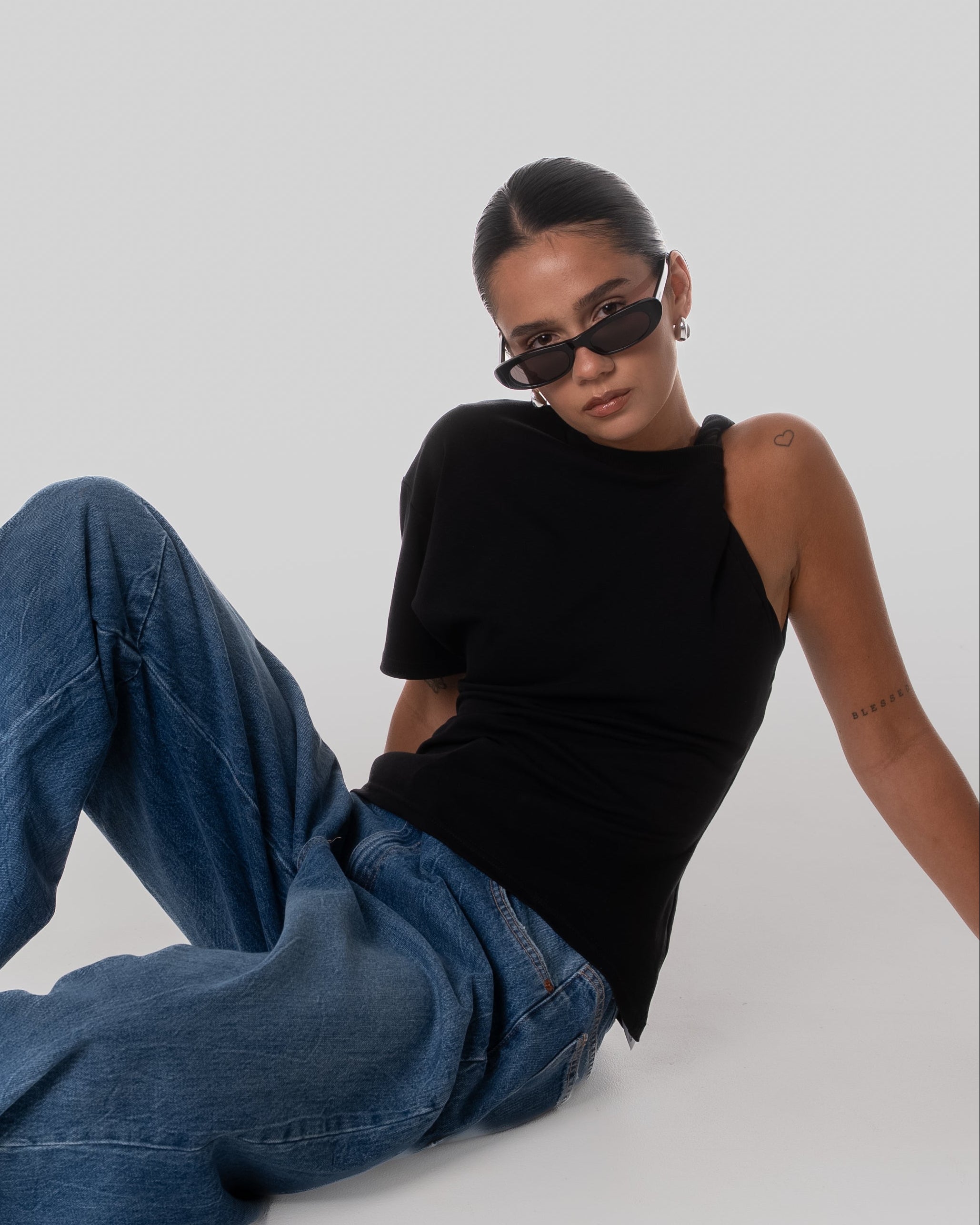 Fitted tee with twisted sleeve black