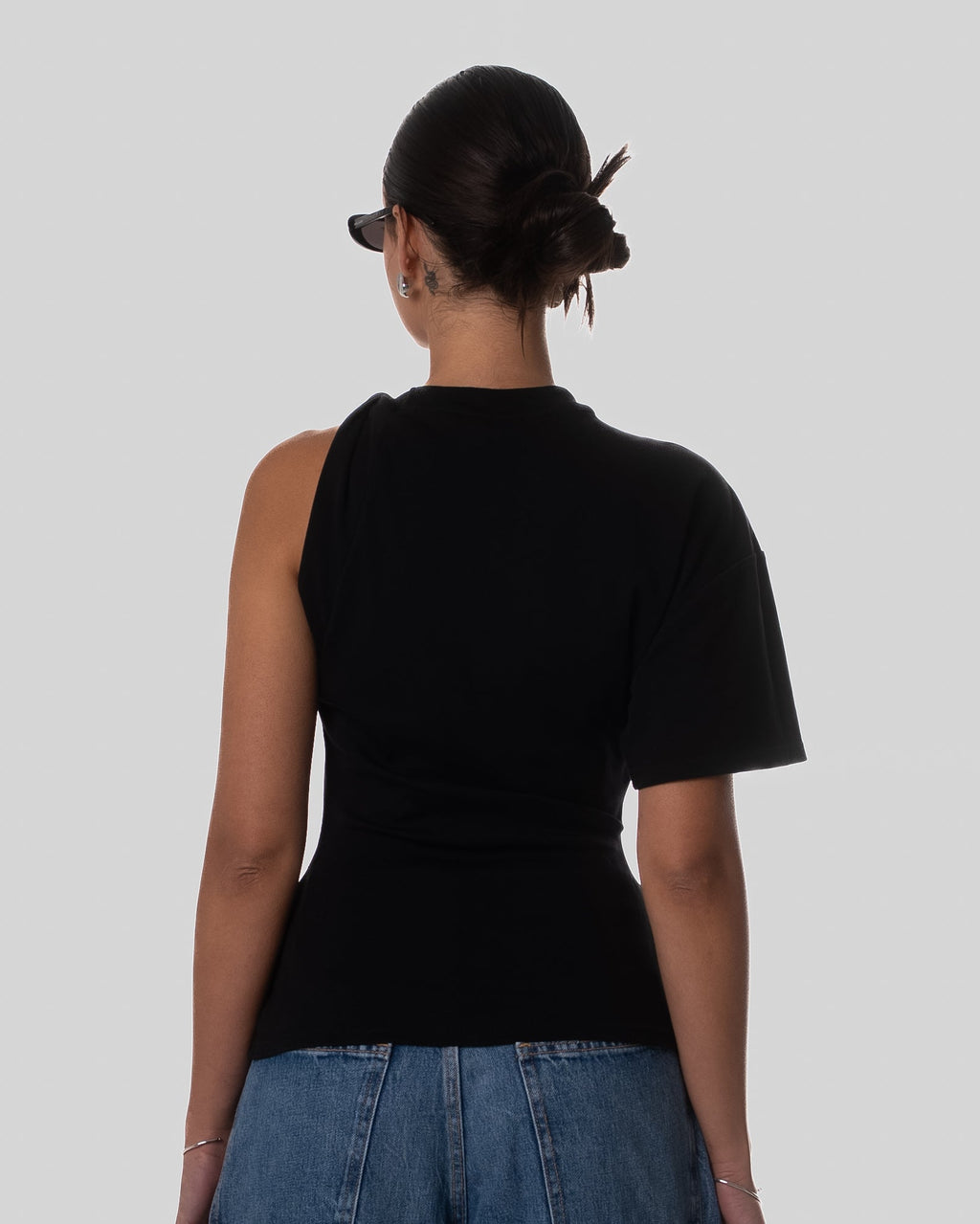 Fitted tee with twisted sleeve black