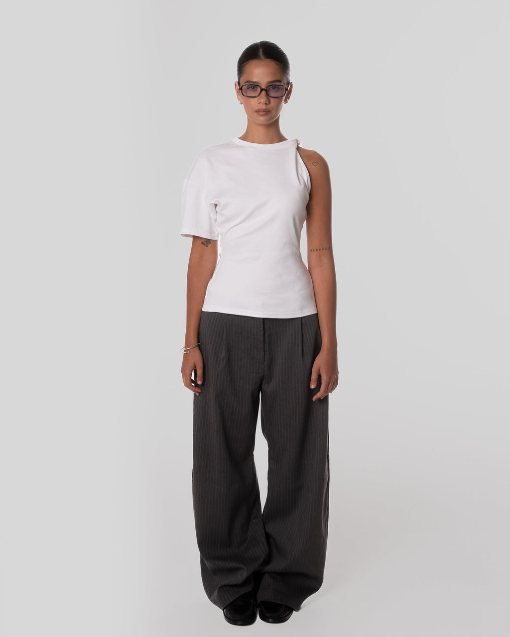 Fitted tee with twisted sleeve off-white