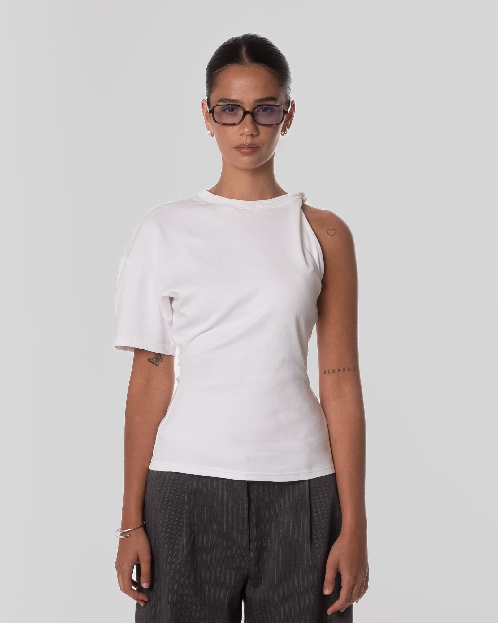 Fitted tee with twisted sleeve off-white