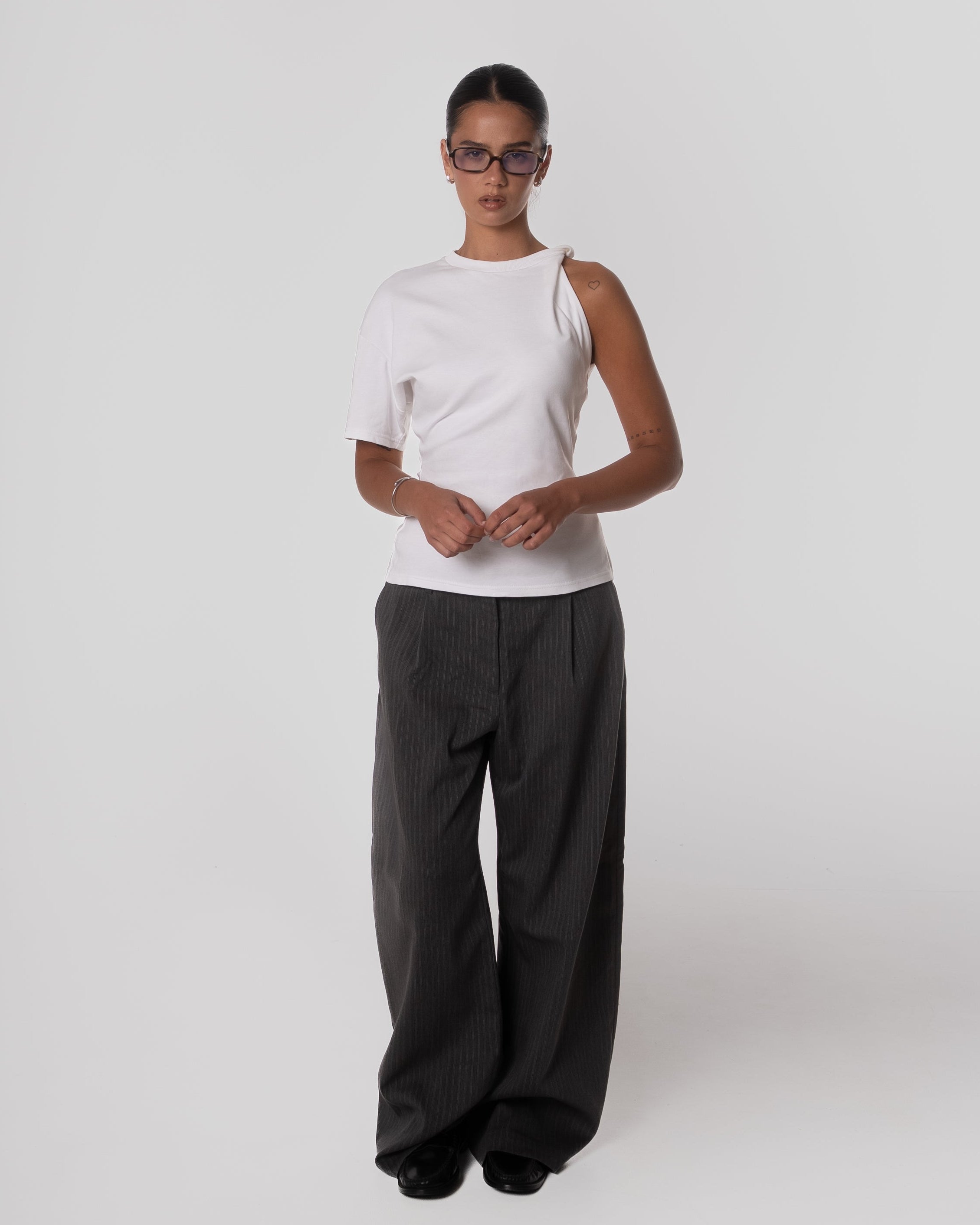 Fitted tee with twisted sleeve off-white