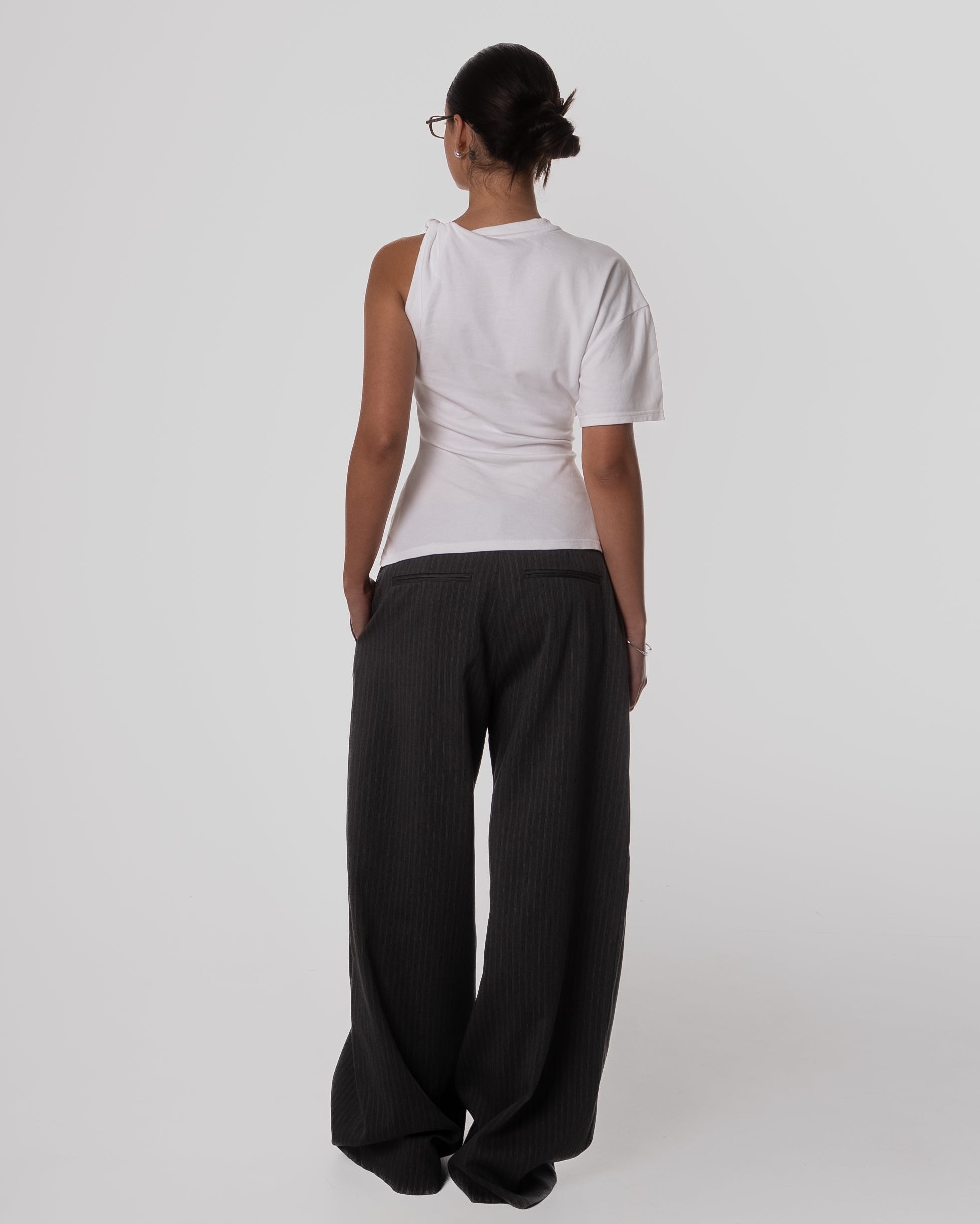 Fitted tee with twisted sleeve off-white