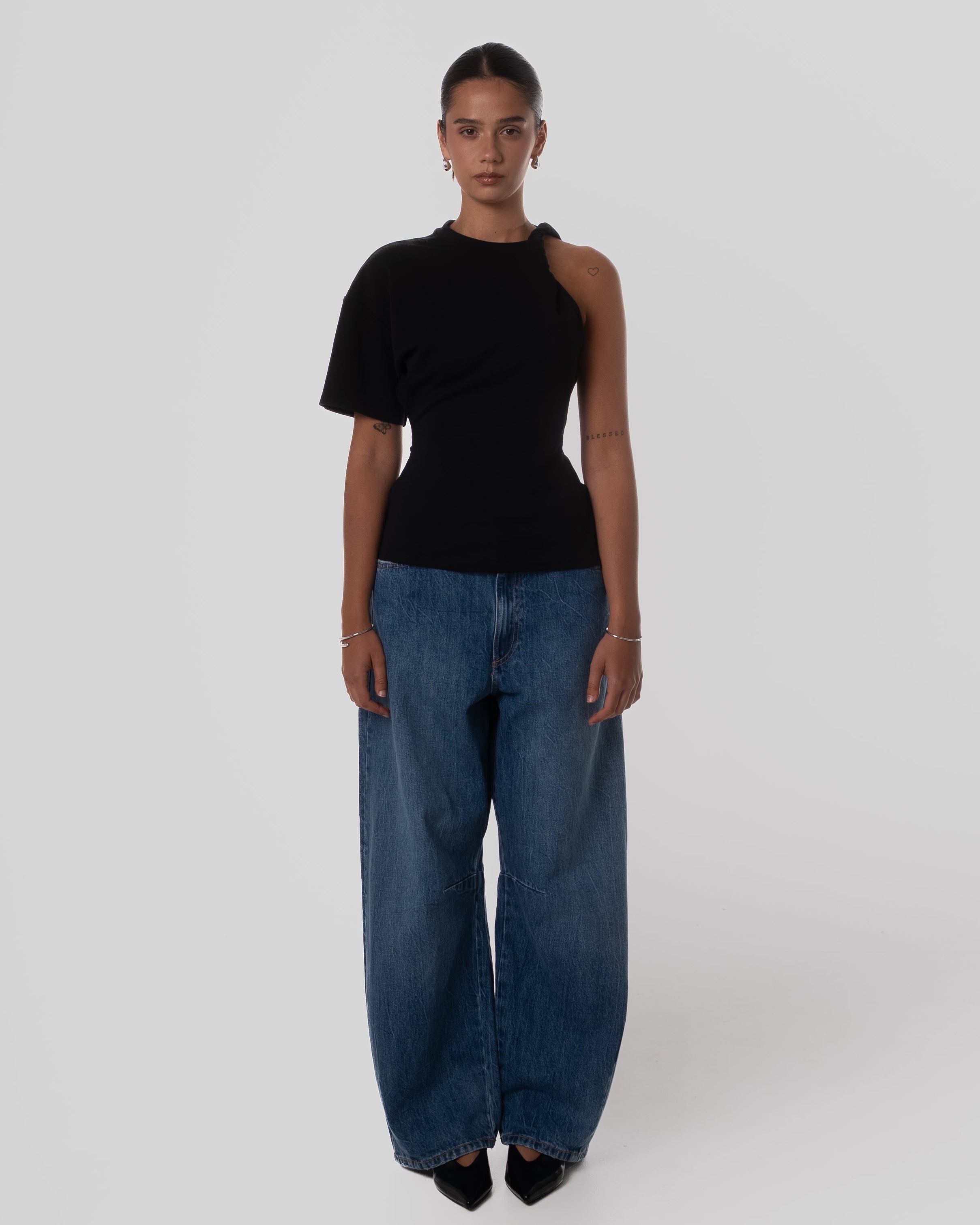 Fitted tee with twisted sleeve black