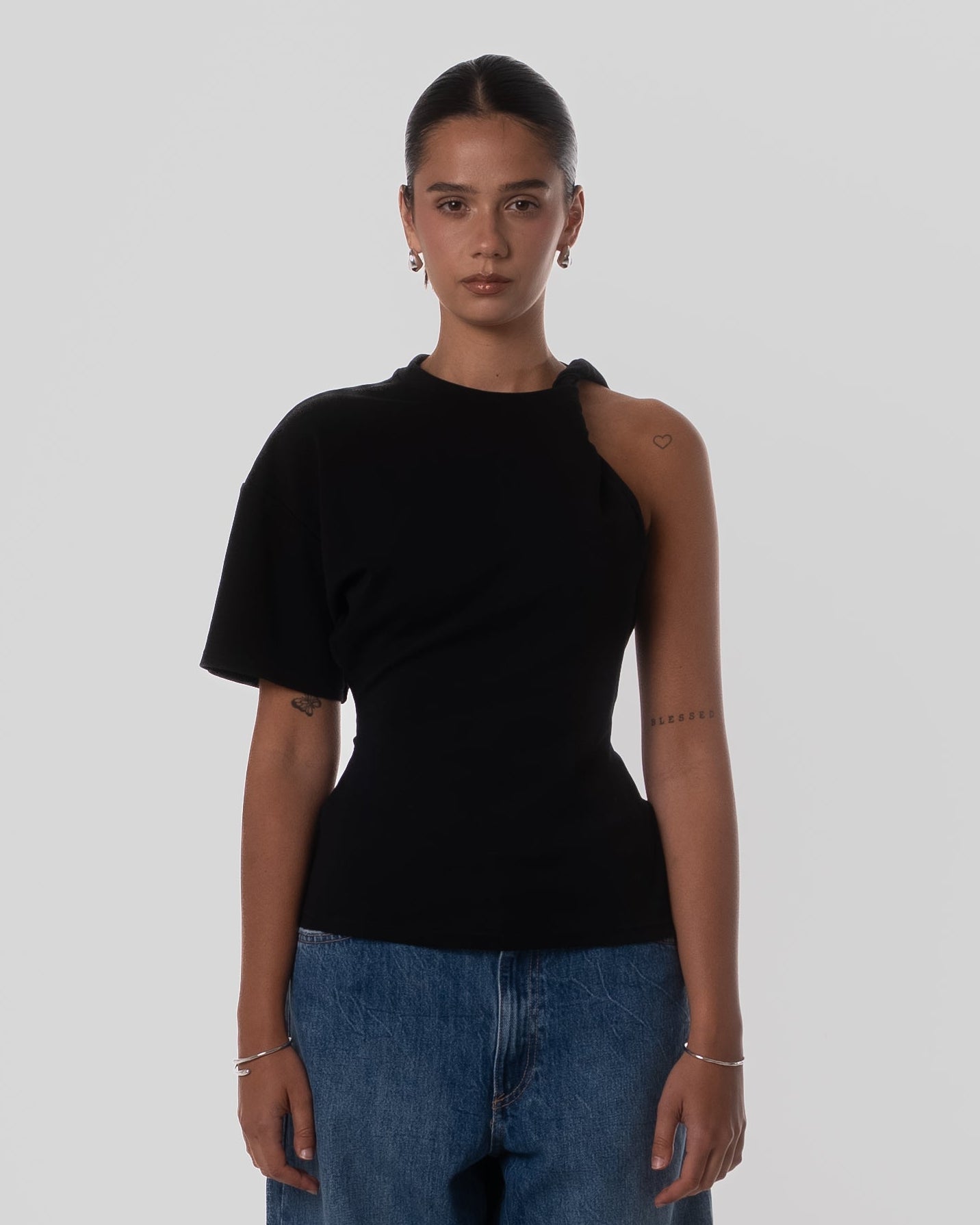 Fitted tee with twisted sleeve black