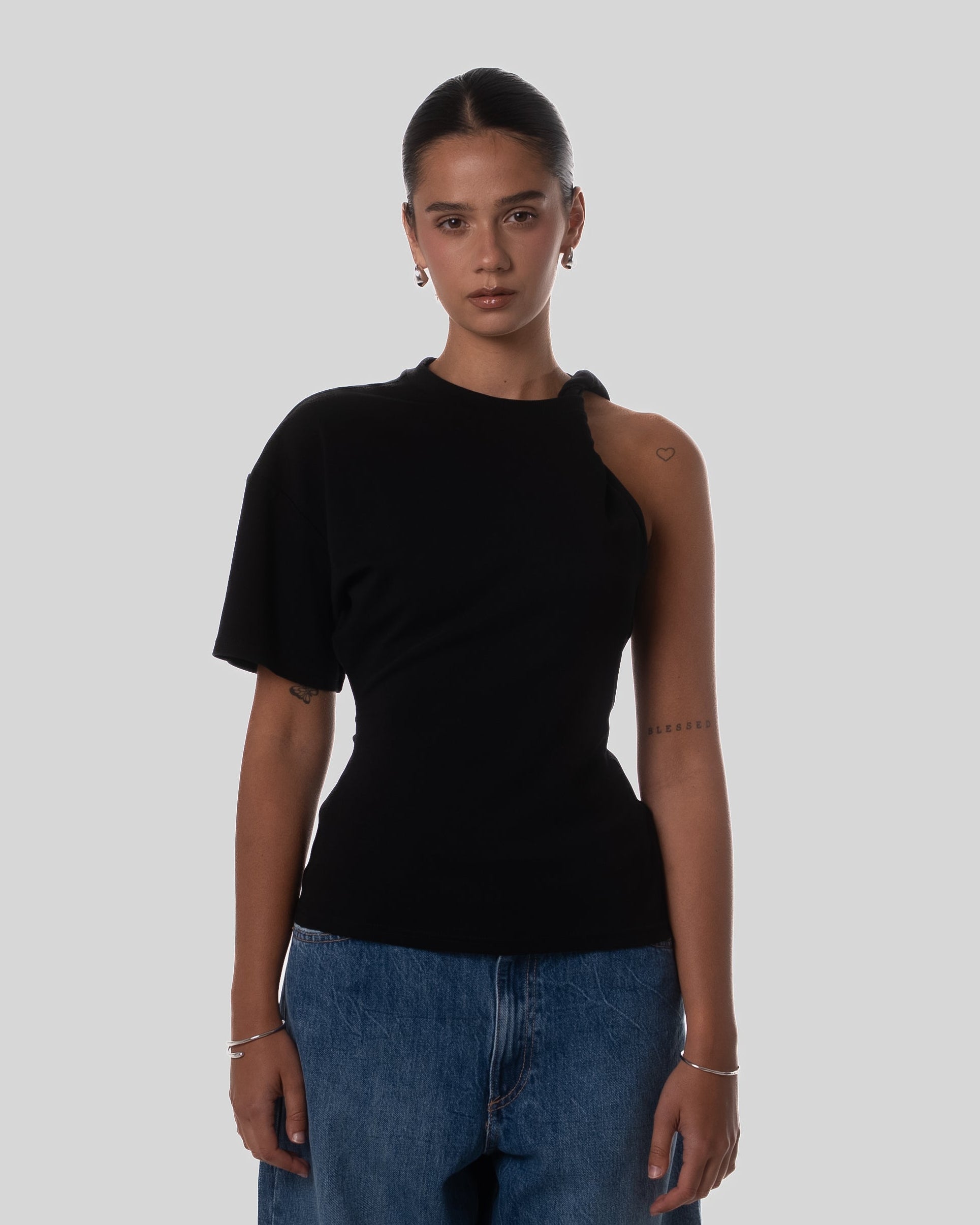 Fitted tee with twisted sleeve black